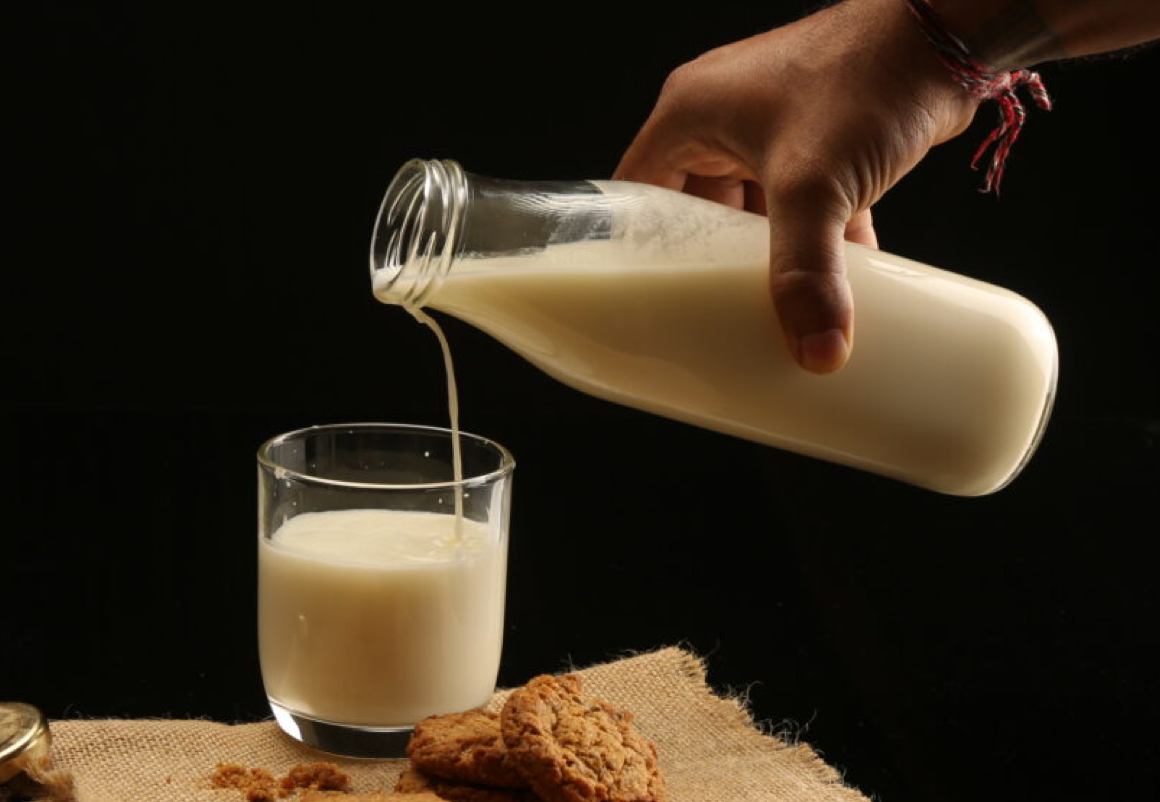 Why does the thickness of Akshayakalpa Organic Milk vary?